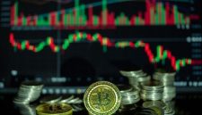 Seorang investor tengah menganalisis grafik pergerakan harga aset digital, merefleksikan kompleksitas dan dinamika pasar kripto yang terus berkembang. Gambaran ini menunjukkan pentingnya riset mendalam sebelum mengambil keputusan investasi di sektor yang penuh tantangan ini.