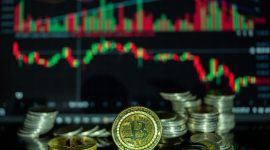 Seorang investor tengah menganalisis grafik pergerakan harga aset digital, merefleksikan kompleksitas dan dinamika pasar kripto yang terus berkembang. Gambaran ini menunjukkan pentingnya riset mendalam sebelum mengambil keputusan investasi di sektor yang penuh tantangan ini.