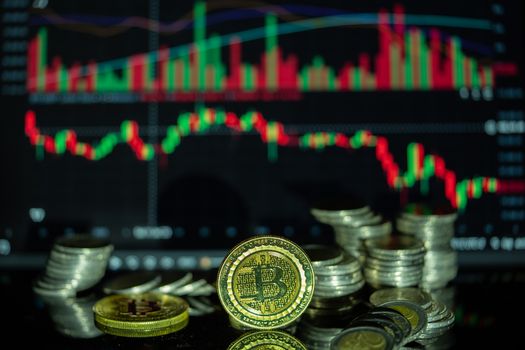 Seorang investor tengah menganalisis grafik pergerakan harga aset digital, merefleksikan kompleksitas dan dinamika pasar kripto yang terus berkembang. Gambaran ini menunjukkan pentingnya riset mendalam sebelum mengambil keputusan investasi di sektor yang penuh tantangan ini.