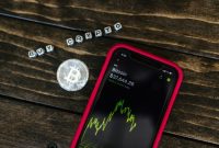 Ilustrasi tangan memegang koin Bitcoin digital yang bersinar di tengah grafik tren pasar kripto yang dinamis, melambangkan peluang dan tantangan bagi investor pemula. Gambar ini merepresentasikan potensi pertumbuhan aset digital dalam lanskap keuangan modern yang terus berubah.