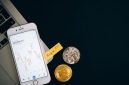 Seorang pemuda Indonesia sedang memantau pergerakan aset digitalnya melalui ponsel pintar, menggambarkan bagaimana investasi digital telah menjadi bagian tak terpisahkan dari gaya hidup modern. Tren ini menunjukkan pergeseran minat investasi ke ranah digital yang lebih dinamis dan mudah diakses.