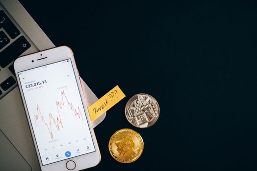 Seorang pemuda Indonesia sedang memantau pergerakan aset digitalnya melalui ponsel pintar, menggambarkan bagaimana investasi digital telah menjadi bagian tak terpisahkan dari gaya hidup modern. Tren ini menunjukkan pergeseran minat investasi ke ranah digital yang lebih dinamis dan mudah diakses.