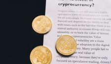Seorang investor memeriksa grafik mata uang kripto di layar komputer, merefleksikan kompleksitas dan potensi pasar aset digital di bawah bayang-bayang regulasi pemerintah. Gambaran ini menyoroti bagaimana teknologi finansial terus berkembang seiring dengan upaya pemerintah dalam menciptakan ekosistem investasi yang aman dan terpercaya.